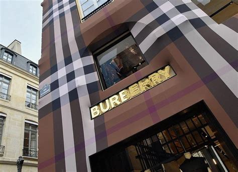 Negozi di abbigliamento Burberry nella città di Bologna